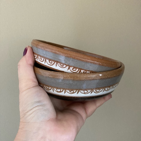 2 Tonala Mexican Pottery Bowls, marked by the maker, grey, tan, cream, brown - Picture 6 of 8